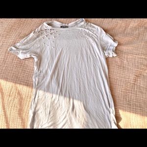 gray t-shirt with pearl detail